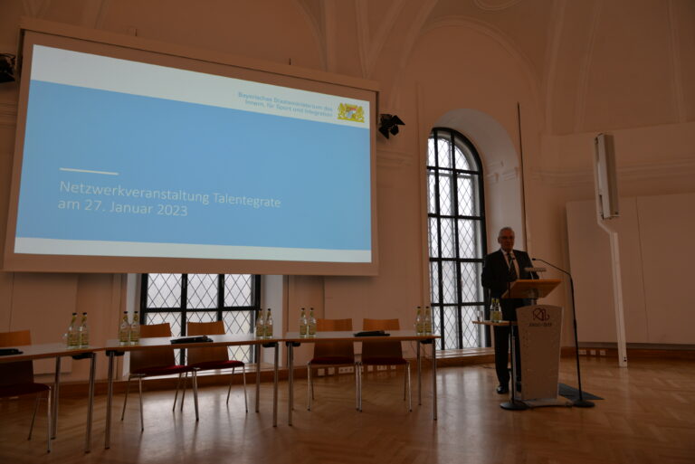 InTAK „Interkulturelles Training für Neuzugewanderte – Angemessenes sprachliches Handeln in beruflichen Kommunikationssituationen“- aktuelle Information